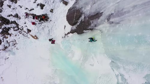 Bergsteiger Man führt auf Eis
