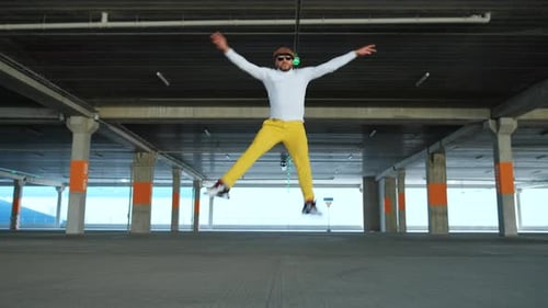 Zeitgenössischer Straßentänzer Man Funky Urban tanzt Freestyle in der Stadt. Zeitlupe