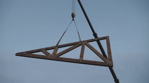 Bauarbeiten. Installation eines Holzfachwerks auf dem Dach eines Privathauses.