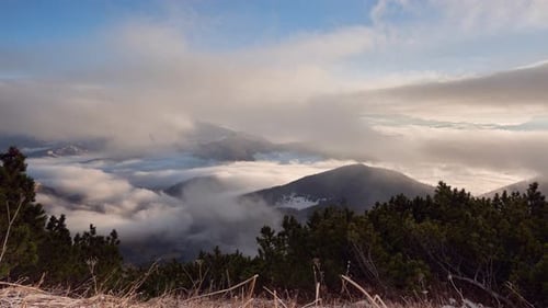 Matin nuageux dans la vallée, mouvements Théâtral de nuages, nuages sur les collines