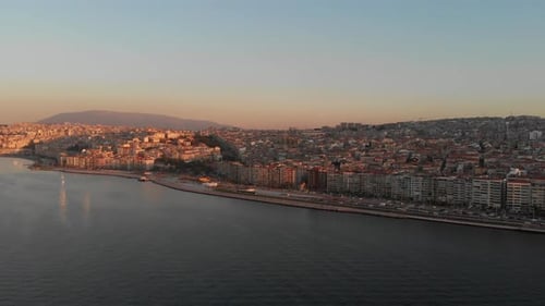 Plusieurs tirs de Drone par un après-midi ensoleillé à Izmir, la troisième plus grande ville de Turquie. Magnifique Aegea