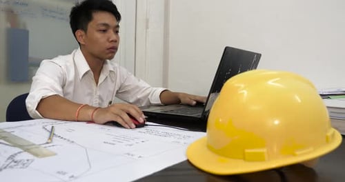 Architekt arbeitet mit Blueprint und Computer