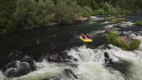 Luftaufnahme von Wildwasser-Rafting auf dem Rouge River, Oregon