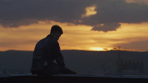 Mann bei Sonnenuntergang
