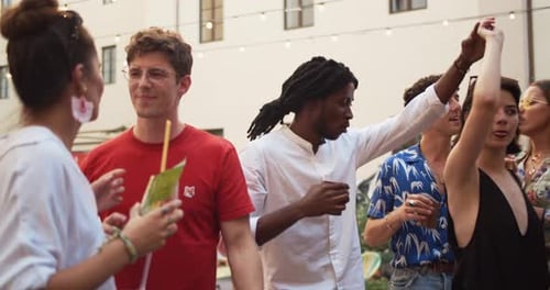 Jovens estudantes dançando durante uma festa