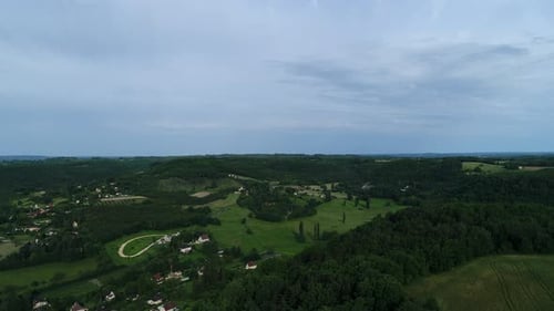 Village de Saint-Cyprien en Périgord en France vu du ciel
