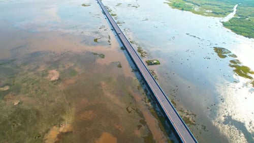 Das
Drohnenvideo der Straße führt durch ein großes wunderschönes Feuchtgebiet.