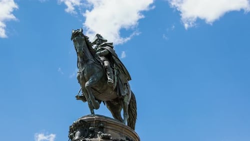 4k Timelapse of George Washington statut with clouds moving on background - UHD