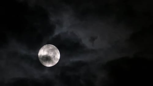 Vollmond bewegt sich zwischen Wolken