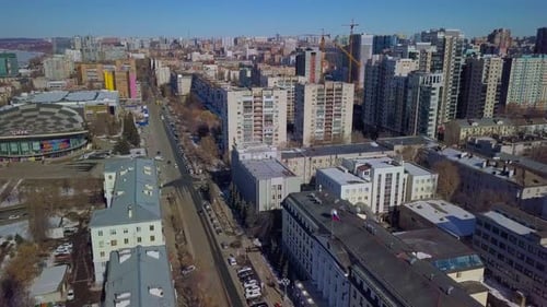 Ruhige Luftaufnahme in der alten russischen Stadt bei sonnigem Tag