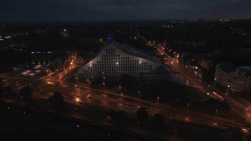 Luftaufnahme der Lettischen Nationalbibliothek in Riga bei epischem Sonnenuntergang