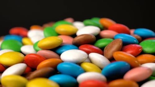 Fond de rotation de bonbons au chocolat coloré