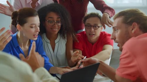 Equipe criativa procurando escritório de computador