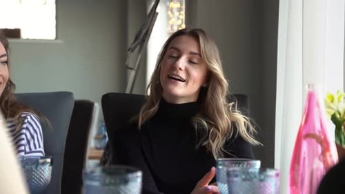 Jolie fille racontant une histoire drôle à ses amis