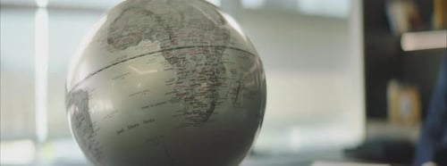 Ein Globus in einem Büro