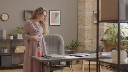 Femme enceinte commençant à travailler au bureau