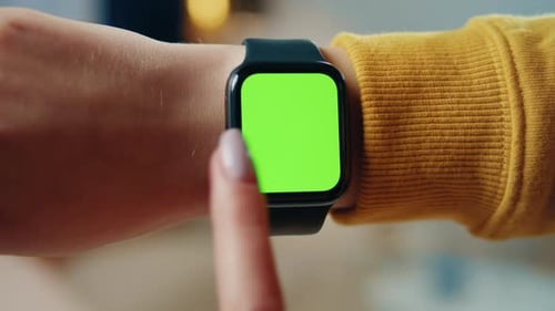 Mujer usando Smartwatch con Chroma Key Closeup
