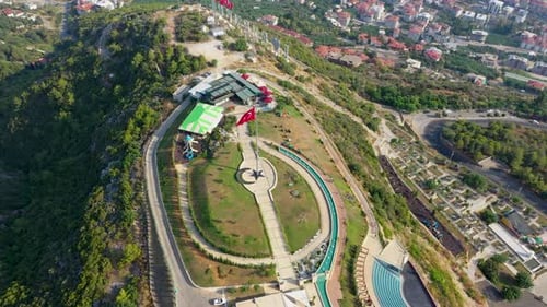 Photographie aérienne du drapeau turc dans le parc d'Alanya