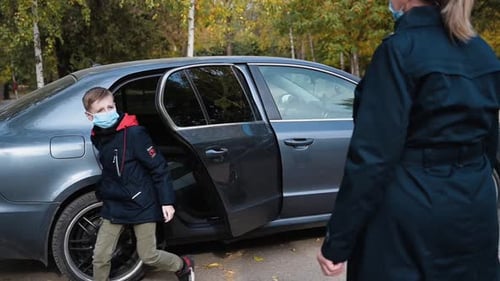 Nieto abrazando a su abuela con máscaras médicas en el parque