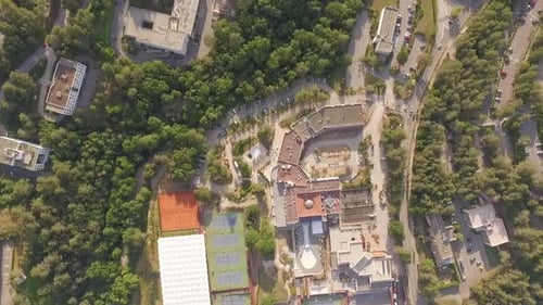 Vista aérea de Green Valley con centro deportivo y cancha de tenis en el sur de Francia