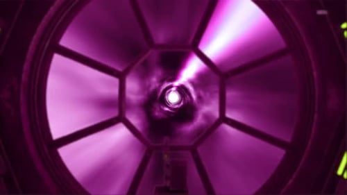 Vaisseau spatial volant à travers le tunnel de vitesse de la lumière hyperespace Couleur Rose V2
