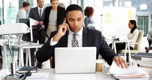 Des gens d'affaires donnant du travail à un homme d'affaires