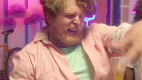 Homem em êxtase festejando com amigos