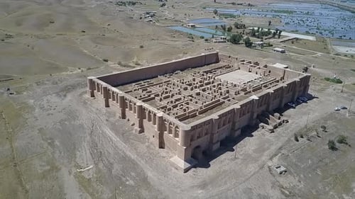 Qasr al-'Ashiq ist ein historischer Palast aus Abbasid in der Nähe der Stadt Samarra im Irak.
