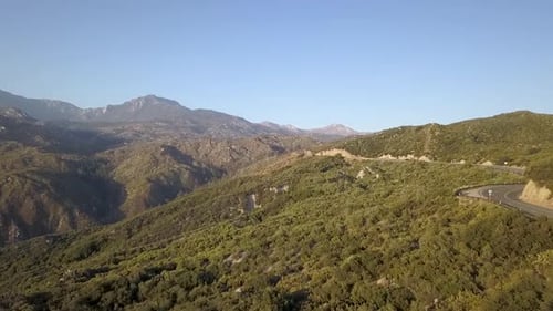 Drone voando acima da estrada com montanhas