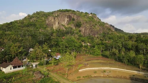 Luftaufnahme der Klippen Gunung Api Purba in Yogyakarta, Indonesien.