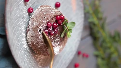 Dessert-Schokoladenfondant auf Holzuntergrund mit Beerendekor