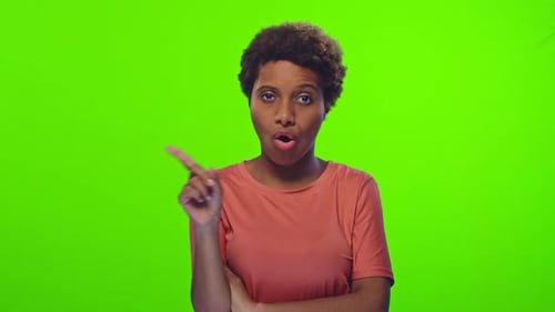 Mujer afroamericana muestra un letrero prohibitivo y dice que no, en Chroma Key