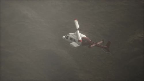 Extrem Zeitlupe fliegender Hubschrauber in der Nähe von Bergen mit Nebel