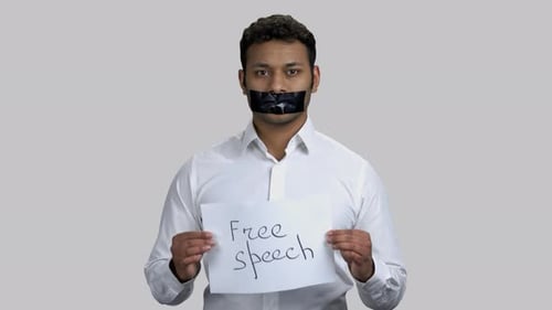 Porträt eines dunkelhäutigen Aktivisten mit Banner zur Redefreiheit