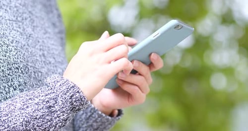 Nahaufnahme einer Frau, die das Smartphone benutzt