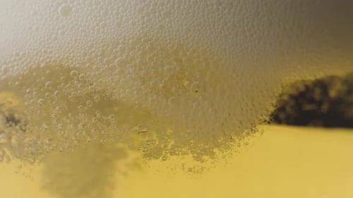 Bier mit Blasen in Zeitlupe ins Glas
