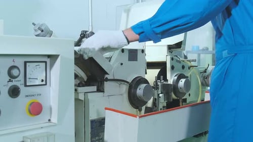 Nahaufnahme von Arbeitern, männlich, handgesteuert, Maschinen, Seitenansicht, automatische dünne Metallfäden, aufgerollt