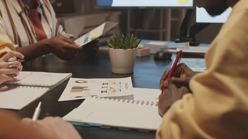 Diversos colegas trabalhando na estratégia de marketing no escritório