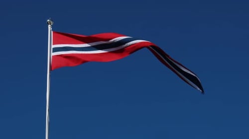 Norwegen-Wimpelflagge weht im Wind gegen tiefblauen Himmel.