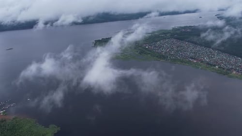 Pequeña nube sobre el río
