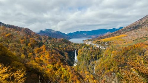 Montaña y cascada en otoño