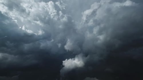 Dunkle Gewitterwolken
