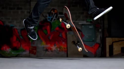 Gros plan d'un patineur faisant un flip trick à 360°