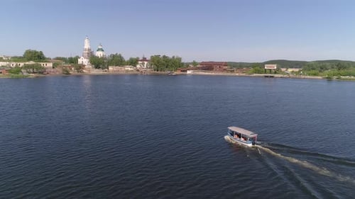 Luftaufnahme eines Ausflugsboots mit Menschen schwimmt auf dem Teich in der Provinzstadt 22
