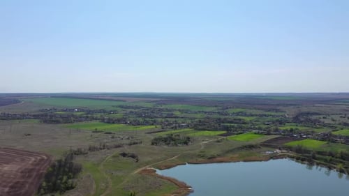 Panorama der Landschaft. Kleine Häuser in der Nähe eines Teiches.