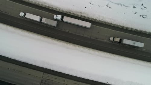 LKWs fahren eiskalte Schneebedeckte Straße Aerial