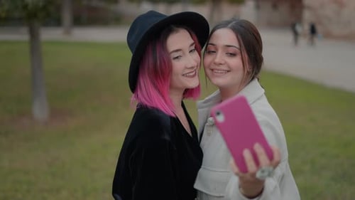 Nahaufnahme attraktiver junger Frauen, die lächeln, als sie Selfies-Fotos mit dem Handy machen