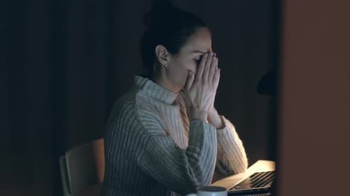Frau reibt müde Augen. Problem mit Brille, Sehvermögen oder Sehvermögen.