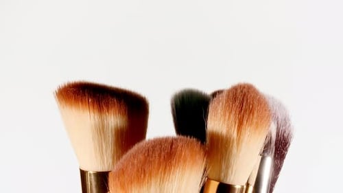 Drehung der Make-up-Pinsel auf weißem Hintergrund