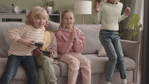 Fröhliche Kinder spielen Video